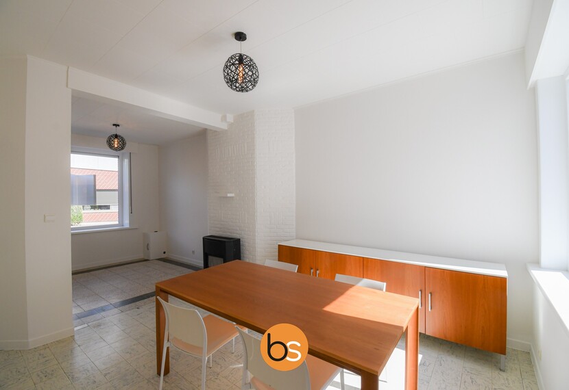 Rijwoning met 3 slaapkamers en ruime garage met uitweg achteraan