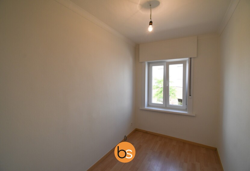 Rijwoning met 3 slaapkamers en ruime garage met uitweg achteraan