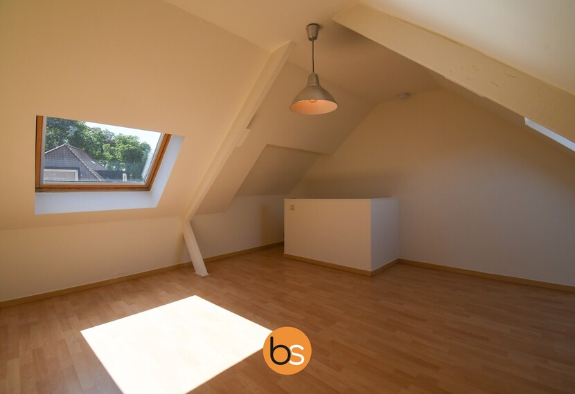 Rijwoning met 3 slaapkamers en ruime garage met uitweg achteraan