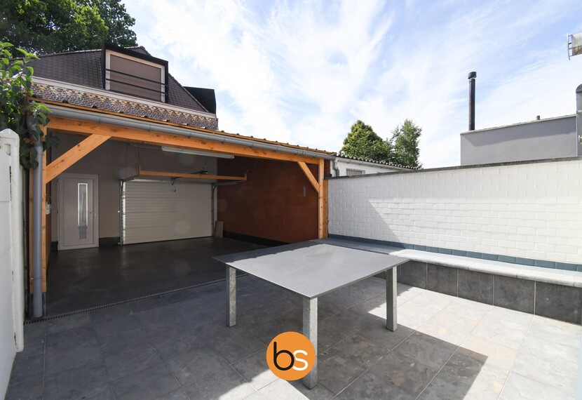 Rijwoning met 3 slaapkamers en ruime garage met uitweg achteraan